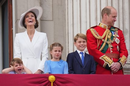 Trogodišnji sin vojvode i vojvotkinje od Kembridža preplavio je internet zbog svog nedavnog pojavljivanja na balkonu Bakingemske palate povodom svečanosti pod nazivom Trooping the Colour.