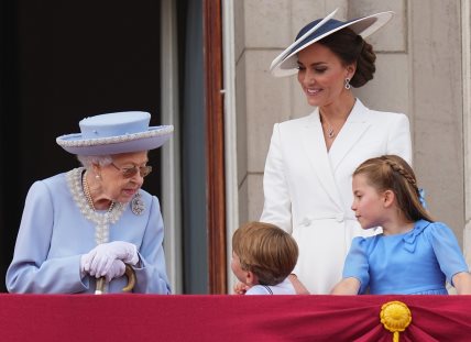Princ Louis ćaska sa kraljicom Elizabeth II.