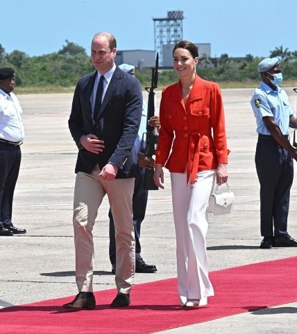 Kate Middleton u belim pantalonama.