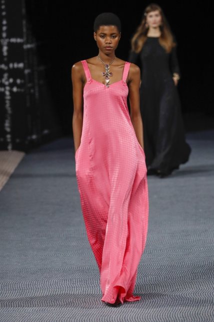 Pink haljine su trend za leto 2022.