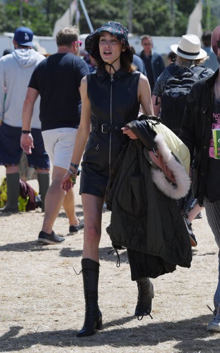 Alexa Chung za festival u Glastonburyju na kožnu mini-haljinu obula je visoke crne čizme na vezanje i tako dodala retro notu ovom savremenom odevnom komadu.