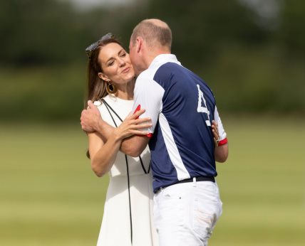 Kate Middleton i princ William se prvi put poljubili u javnosti.