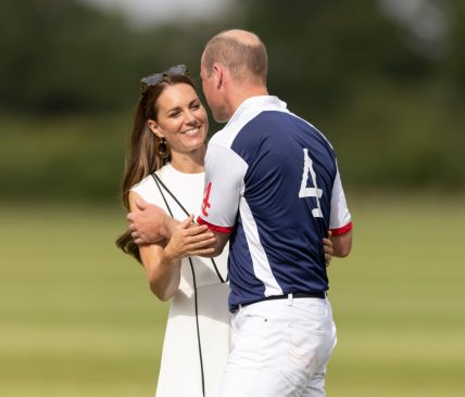 Kate Middleton i princ William u zagrljaju.