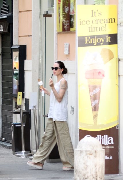 Angelina Jolie oduševljava sandalama koje bi mnoge žene volele da imaju u svojoj kolekciji.