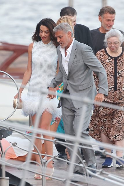 Naime, Amal je sa Georgom prisustvovala svečanosti u Grand Hotelu Tremeco, a za tu priliku odabrala je mini-haljinu iz kolekcije venčanica brenda 16Arlington.