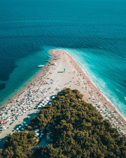 plaža Zlatni rat u Hrvatskoj.