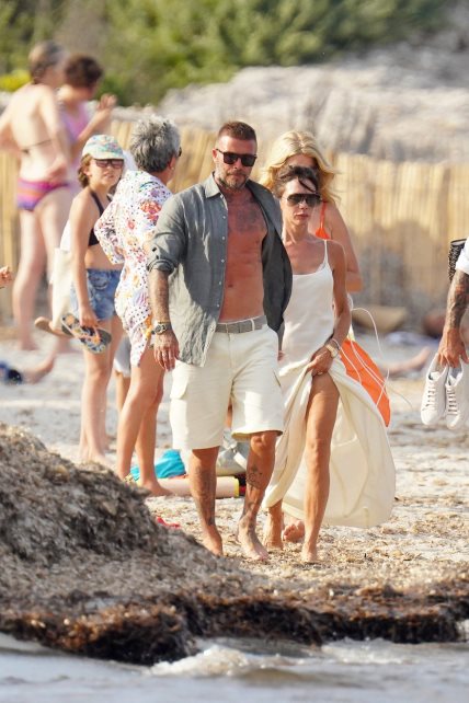 Victoria Beckham oduševila je goste na sinovljevom venčanju u svilenoj slip haljini, a nešto jednostavnijim belim modelom pohvalila se u romantičnoj šetnji plažom sa Davidom Beckhamom.