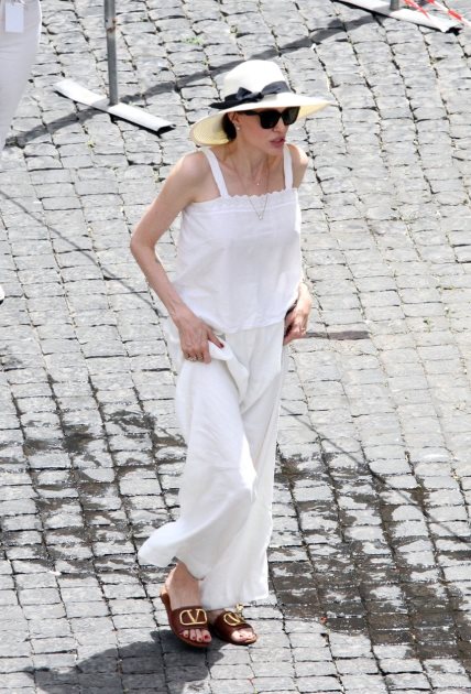 Angelina Jolie leto provodi u Rimu gde svakodnevno nosi iste Valentino papuče.