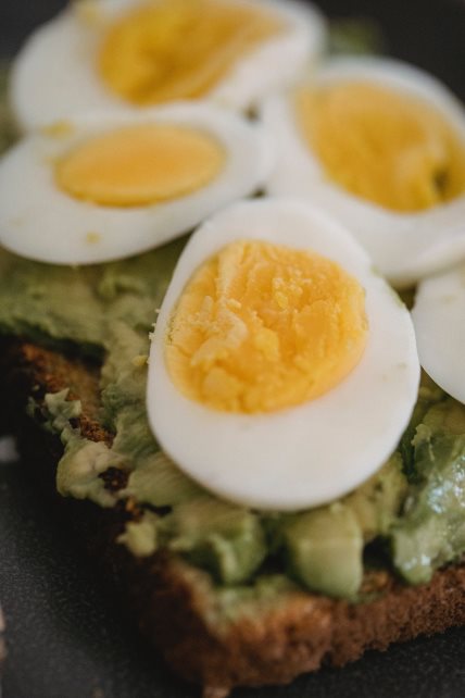 Kako se ne biste pitali svakog jutra šta jesti za doručak, pripremite ovaj neverovatno ukusan avokado tost s kuvanim jajima.