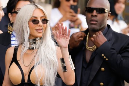 Kim kardashian voli trend srebrne bele kose.