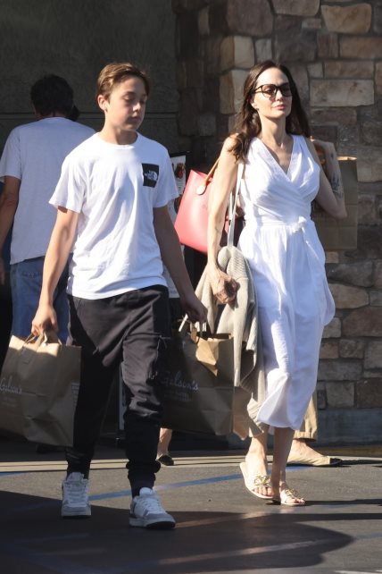 Angelina Jolie u beloj minimalističkoj haljini.