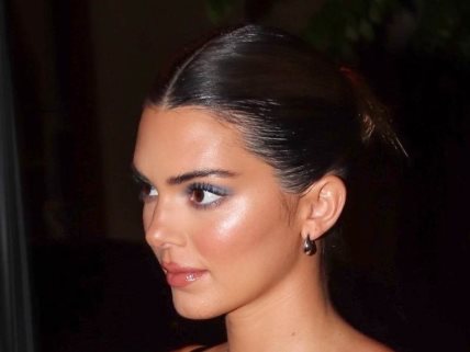 Kendall Jenner ove jeseni uključila je plavu senku u svoju makeup rutinu.
