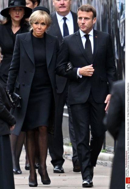 Brigitte i Emanuel Macron na sahrani kraljice elizabete.