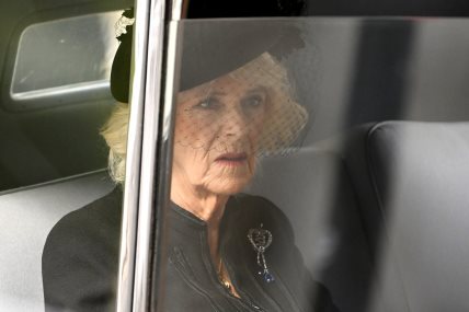 Meghan Markle, Kate Middleton i Camilla odale su počast preminuloj kraljici Elizabeth II pažljivo odabranim nakitom.