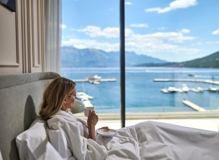 Najekskluzivnija Portonovi adresa pruža vam sofisticiranu ponudu apartmana na obali sa panoramskim pogledom na Bokokotorski zaliv.