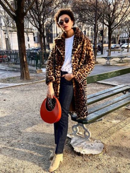 Lena Farl uz leopard kaput nosi jednostavne kombinacije.