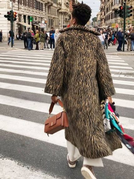 Ellie sa "Slip Into Style" kombinuje kaput sa leopard printom sa belim farmerkama i braon torbom