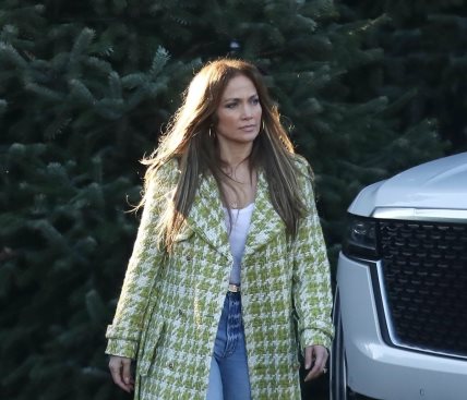 Jennifer Lopez u najlepšem oversized kaputu za zimu
