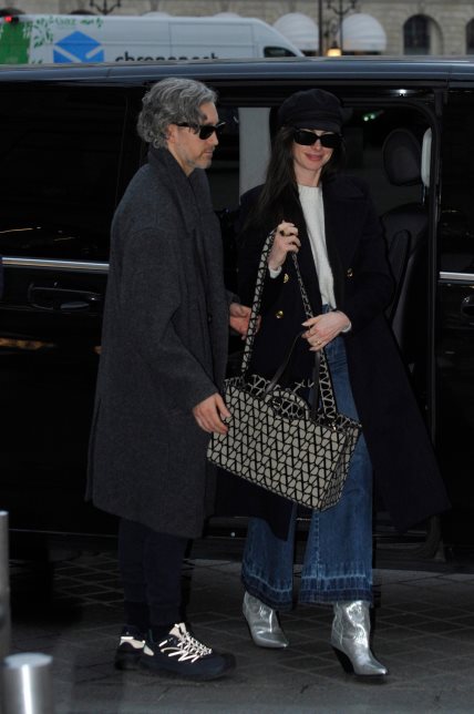 Anne Hathaway nosi Valentino torbu.