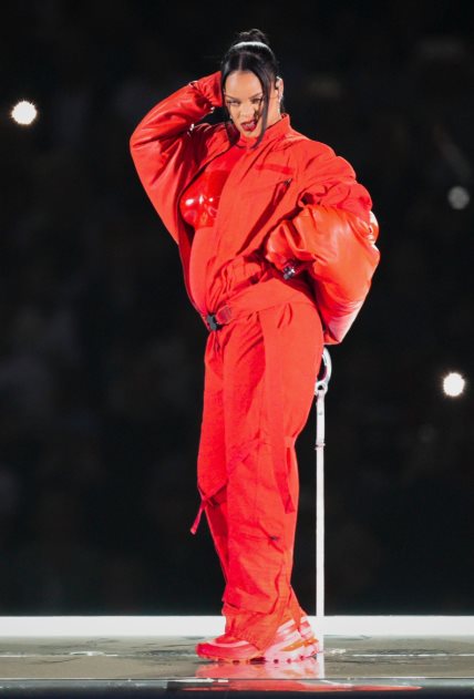 Rihanna nosi ružne patike koje su trend 2023 godine.