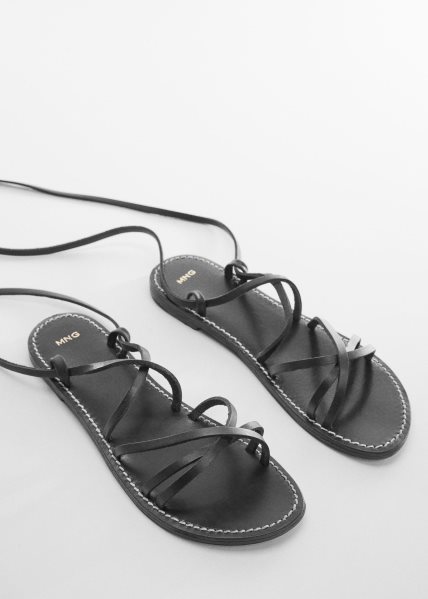Otkrijte ponudu ravnih sandala u lokalnim prodavnicama koje će u tren oka postati vaš omiljeni letnji džoker u toplim danima kada tragate za udobnošću, ali i atraktivnošću.