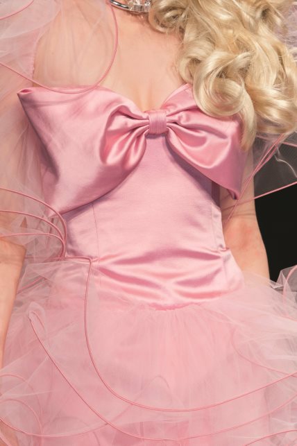 U susret premijeri filma Barbie Grete Gerwig koji kritika već naziva filmom godine i sve prisutnijem trendu Barbiecore u visokoj modi, julski ELLE stav donosi priču o modnoj lutki Barbie koja već decenijama definiše politike roda, tela i kulture.