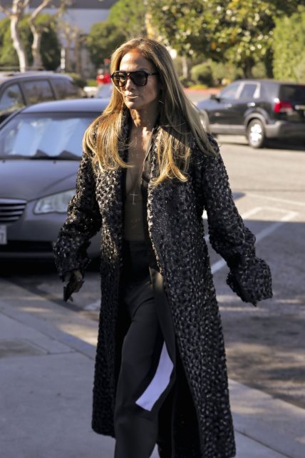 Jennifer Lopez nosi dugački ženski kaput u boji koja je najveći trend za zimu 2023 