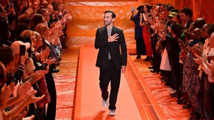 Louis Vuitton je obnovio ugovor sa kreativnim direktorom ženske mode Nicolasom Ghesquièreom na još pet godina, i to nakon deset vrlo uspešnih godina.
