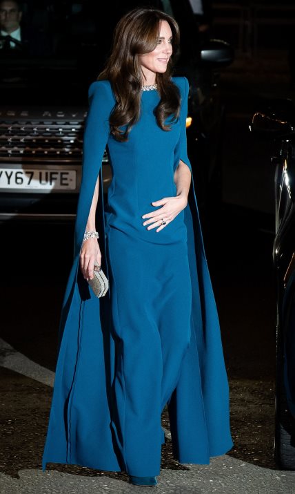 Princeza Kate Middleton u dugoj elegantnoj plavoj haljini za zimu 2023
