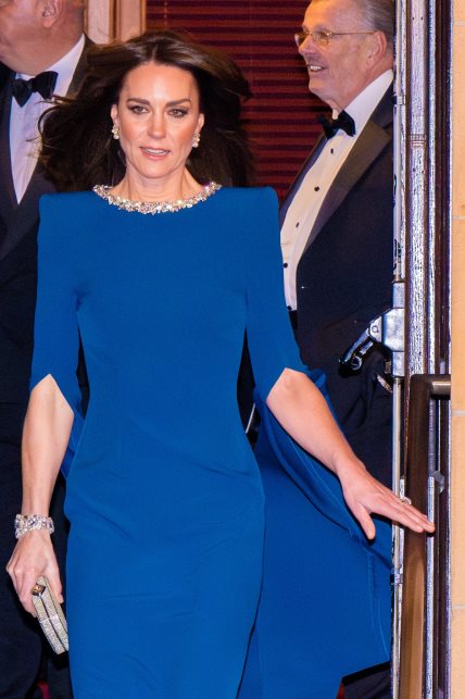 Princeza Kate Middleton u dugoj elegantnoj plavoj haljini za zimu 2023