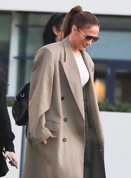 Jennifer Lopez nosi klasičan kaput za zimu 2023