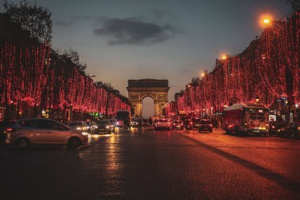 Grad svetlosti još je impresivniji tokom praznika zahvaljujući savršenoj novogodišnjoj dekoraciji! Pogledajte koje lokacije ove zime morate da obiđete u Parizu.