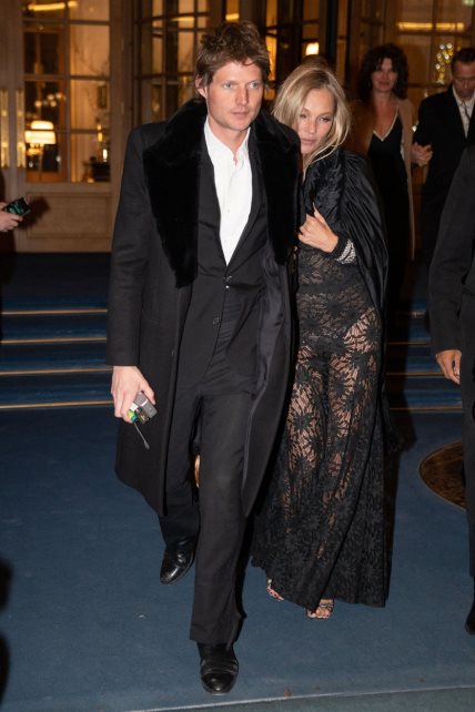 Kate Moss u dugoj crnoj čipkanoj haljini proslavila 50 rođendan u Parizu