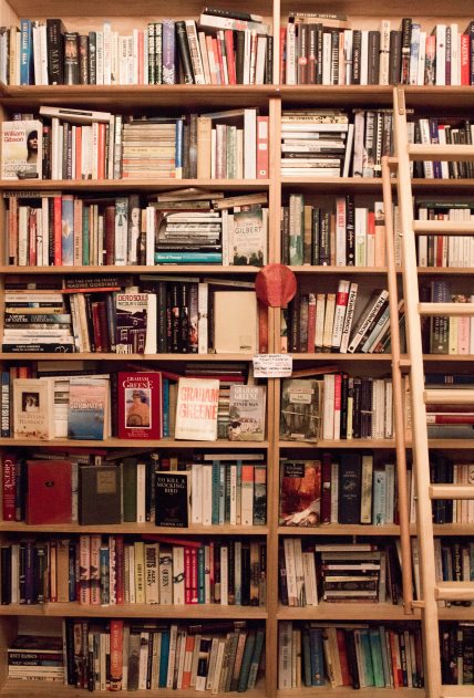 Novi trend u uređenju za 2024 objašnjava kako organizovati knjige na policama