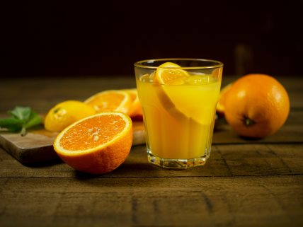 Pronađite recept za osvežavajući napitak sa pomorandžom i đumbirom.