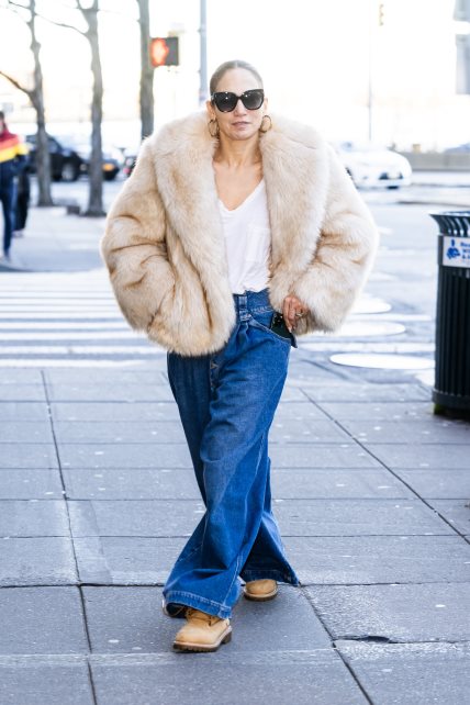Jennifer Lopez u krznenom kaputu koji evocira mob wife trend sa Tik Toka
