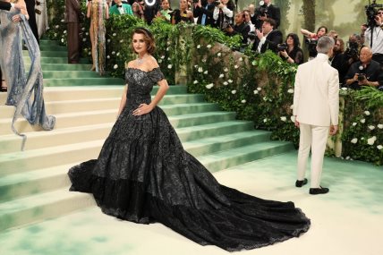 Više od 500 sati bilo je potrebno da se ručno izradi Chanel haljina za Penelope Cruz.