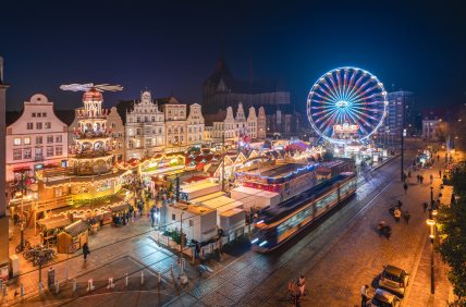 Rostocker_Weihnachtsmarkt_am_Abend (1).jpg