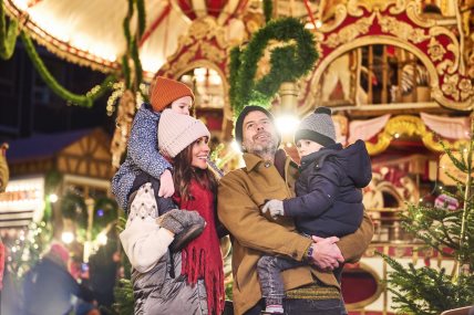 Nürnberg_Familie_auf_dem_Weihnachtsmarkt (1).jpg