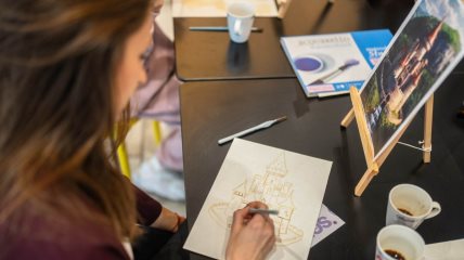 Jelena Malešević, crtanje talogom kafe.jpg