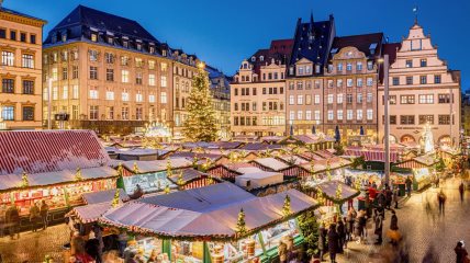 Leipzig_Marktplatz_mit_Weihnachtsmarkt.jpg