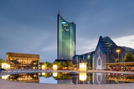 Leipzig_Augustusplatz_mit_Universität,_Panorama_Tower_und_Gewandhaus_bei_Nacht.jpg