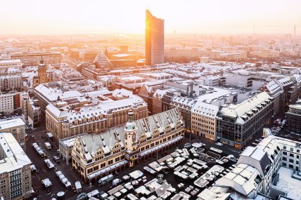 Leipzig_Weihnachtsmarkt_mit_Marktplatz_bei_Sonnenaufgang_von_oben.jpg