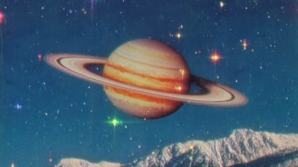 planeta Saturn na nebu