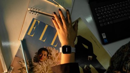 radni sto s Elle magazinom i Huawei satom