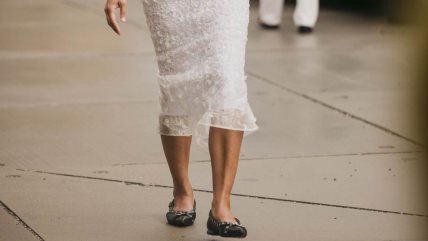 Žena u pencil suknji i crnim baletankama