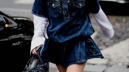 Devojka u teksas kratkoj teksas haljini