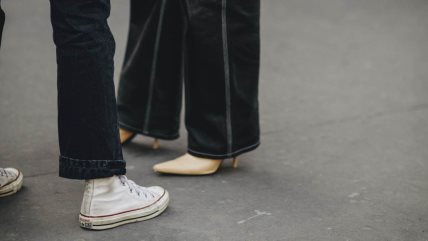 Bele starke na crne cigaret pantalone