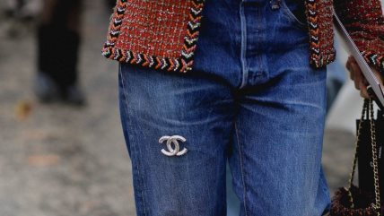 Farmerke i broš Chanel logoa