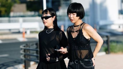 kako nositi crne pantalone koje produžavaju siluetu